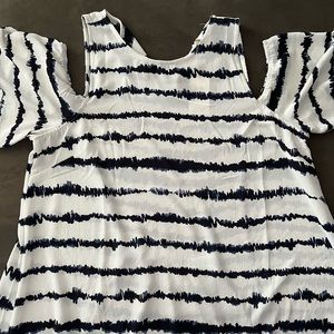 Mud pie Lawson cold shoulder top NWT